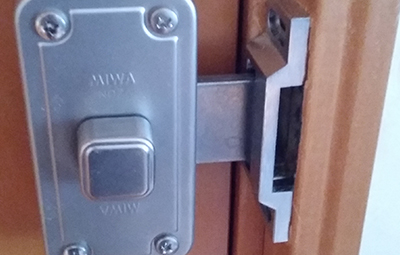 部屋の扉にMIWAの面付錠を設置