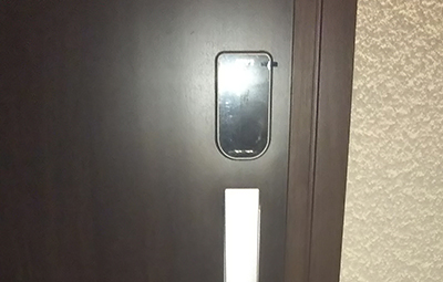 トステムの玄関ドアの鍵を電子錠に取り替え