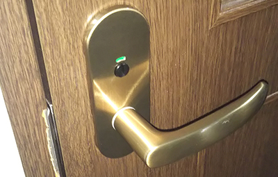 トイレのドアの壊れた表示錠の鍵交換
