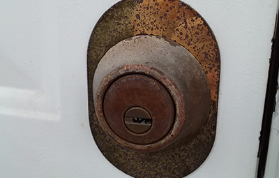 海外メーカーの鍵が付いた玄関ドア