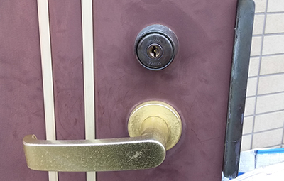 アパートの玄関のMIWAの鍵交換