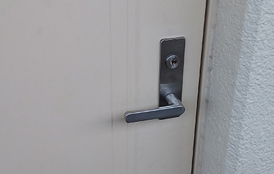玄関の壊れた鍵をWEST社のディンプルキーに交換