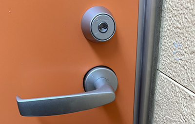 鍵穴に接着剤を詰められた玄関の鍵修理